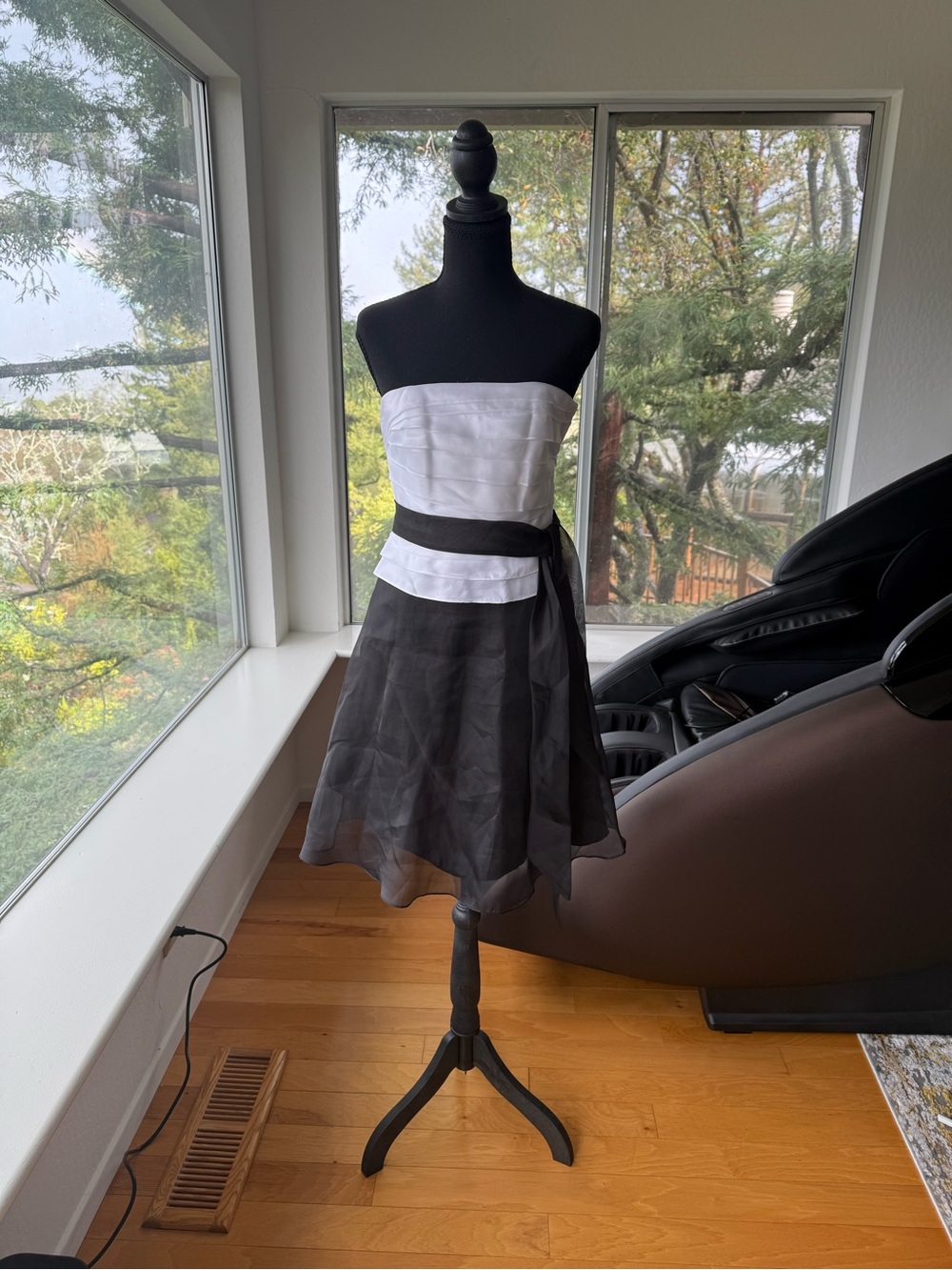 LIKE NEW White House Black Market Strapless Tailored Dress 0 Cocktail Wedding